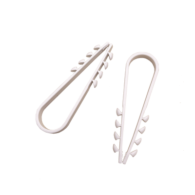 Bolsa con 100 clips sujetadores de plástico para cables de 19 a 25 mm. Ideales para instalaciones en pared, brindan sujeción firme y segura. - Image 2